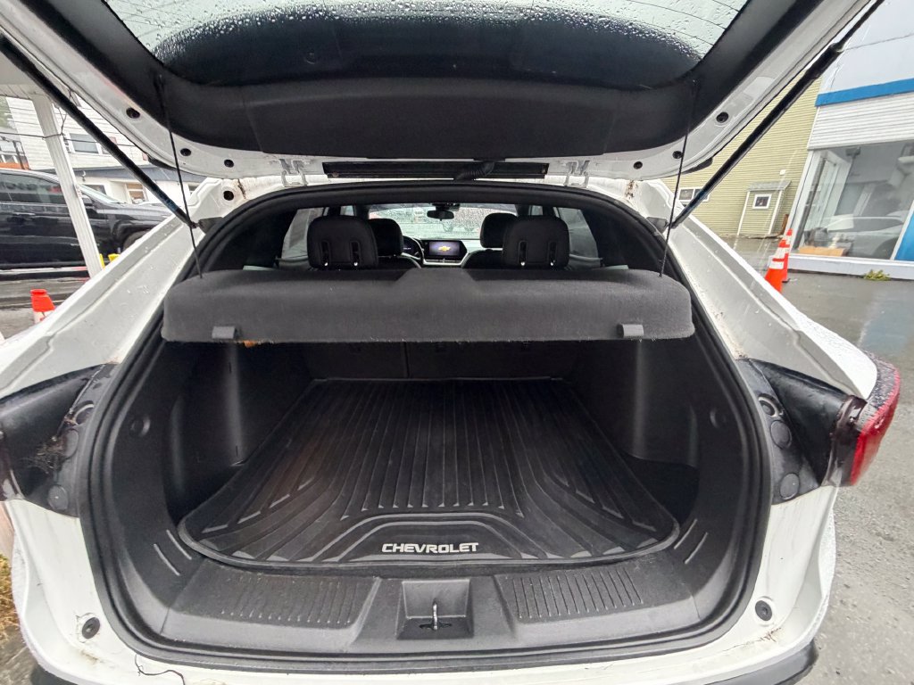 Used 2024 Chevrolet Trax RS w/ Sunroof Package FWD image 11