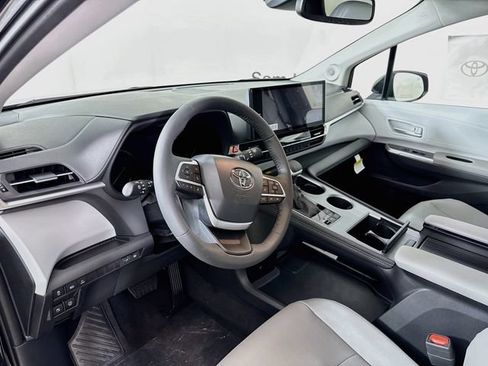New 2026 Toyota Sienna XLE AWD/4WD image 9