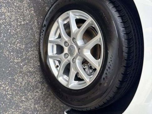 Used 2022 Chrysler Voyager LX image 15