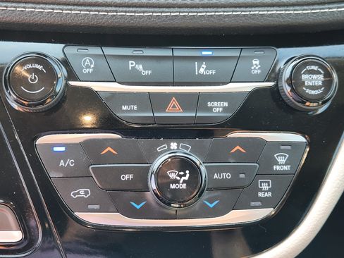 Used 2022 Chrysler Pacifica Touring-L FWD image 21
