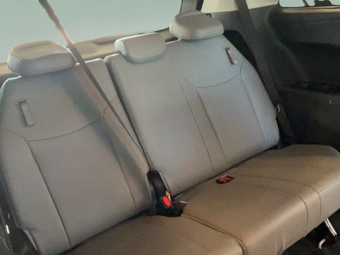 Used 2026 Toyota Sienna XLE FWD image 31