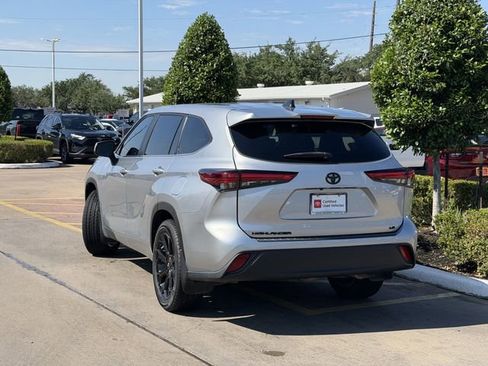 Used 2023 Toyota Highlander LE FWD image 5