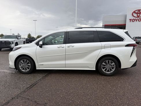 Used 2021 Toyota Sienna XLE w/ XLE Plus Package FWD image 2