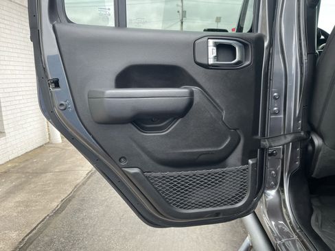 Used 2022 Jeep Gladiator Sport image 15