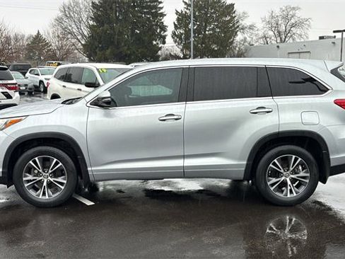 Used 2017 Toyota Highlander LE w/ Carpet Mat Package image 7