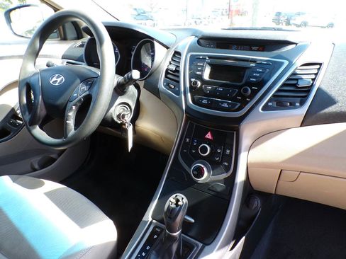 Used 2014 Hyundai Elantra SE image 17
