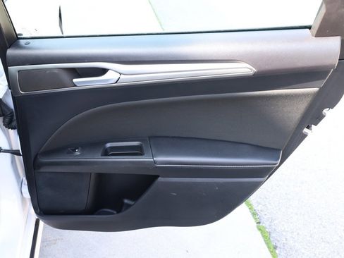 Used 2019 Ford Fusion SE image 18