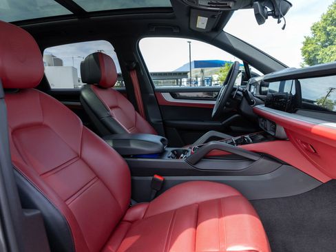 Used 2024 Porsche Cayenne image 39