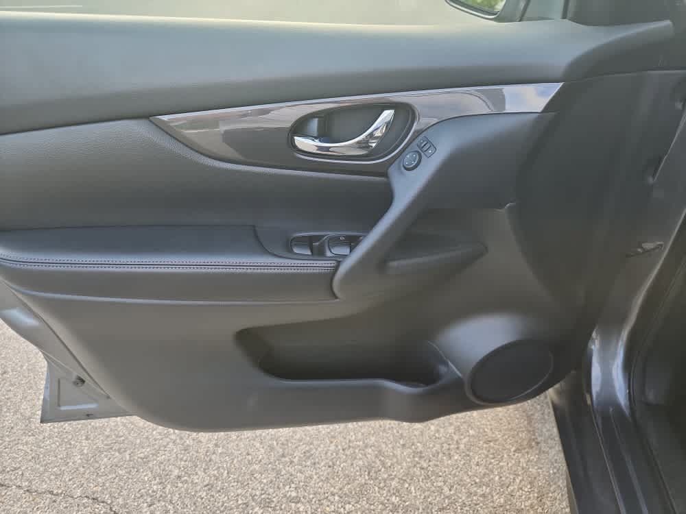 Used 2018 Nissan Rogue SV AWD/4WD image 6