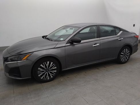Used 2024 Nissan Altima 2.5 SV image 2