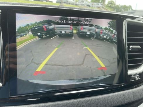 Used 2024 Chrysler Pacifica Touring-L FWD image 26