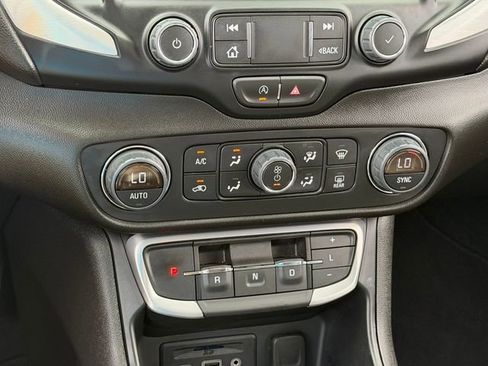 Used 2024 GMC Terrain SLT image 18