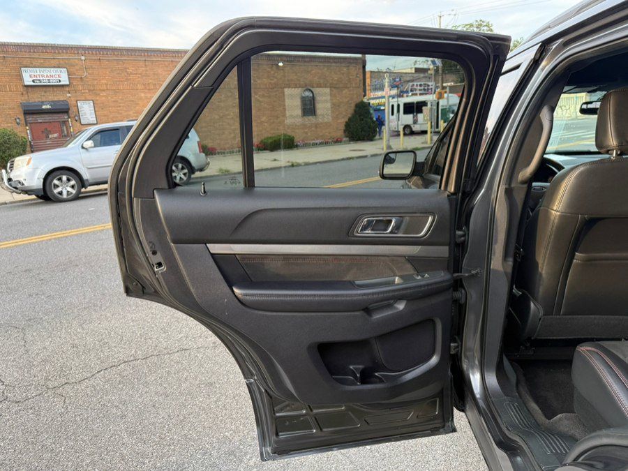 Used 2018 Ford Explorer XLT w/ Equipment Group 202A AWD/4WD image 23