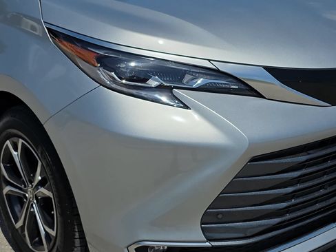 Used 2025 Toyota Sienna Platinum AWD/4WD image 28