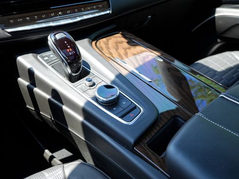 Used 2024 Cadillac Escalade ESV Sport Platinum w/ LPO, ONYX Package AWD/4WD image 17