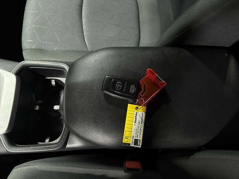 Used 2025 Toyota RAV4 XLE AWD/4WD image 31