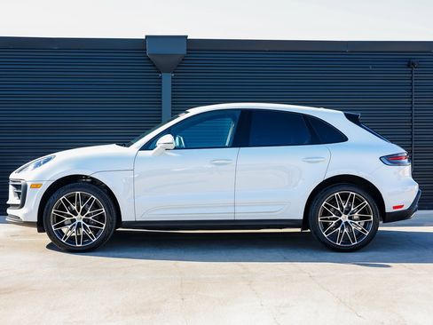 Certified 2025 Porsche Macan image 2