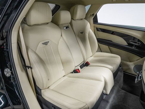 Used 2024 Bentley Bentayga Extended Wheelbase image 32