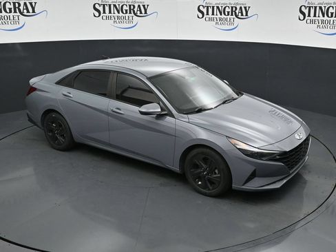 Used 2023 Hyundai Elantra SEL w/ Preferred Accessory Package FWD image 18