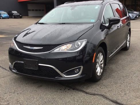 Used 2018 Chrysler Pacifica Touring-L image 1