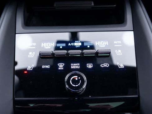 Certified 2025 Porsche Macan 4 Electric image 26