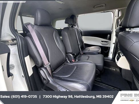 Used 2024 Kia Carnival EX FWD image 20