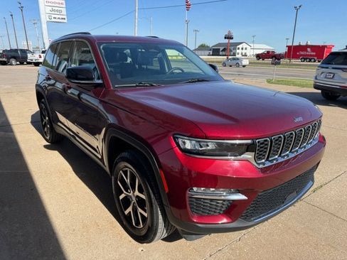 Used 2023 Jeep Grand Cherokee Limited w/ Trailer Tow Prep Group (B) AWD/4WD image 4