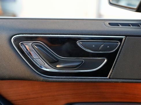 Used 2019 Lincoln Navigator Select image 28