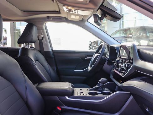 Used 2025 Toyota Highlander XLE image 17