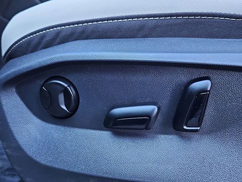 Certified 2025 Volkswagen Taos SE w/ Panoramic Sunroof Package image 28