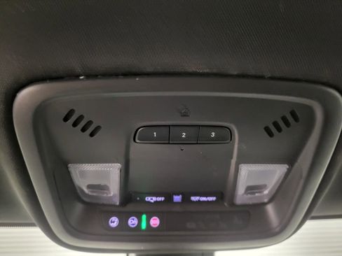 Used 2023 Chevrolet Traverse LT image 13