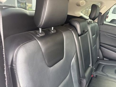 Used 2019 Ford Edge Titanium image 32