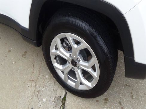 Certified 2025 Jeep Compass Latitude AWD/4WD image 9
