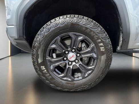 Used 2024 GMC Canyon Elevation w/ Elevation Premium Package AWD/4WD image 10