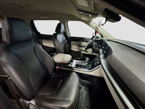 Used 2022 Kia Carnival LX FWD image 29