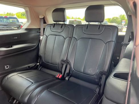 Used 2023 Jeep Grand Cherokee L Limited AWD/4WD image 7