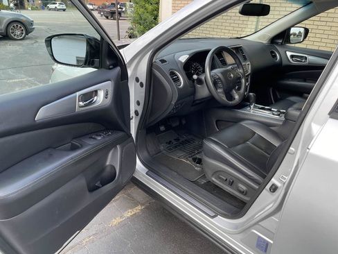 Used 2017 Nissan Pathfinder SL w/ SL Tech Package AWD/4WD image 9