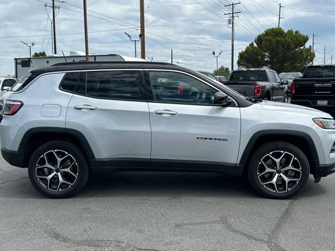 Used 2025 Jeep Compass Limited AWD/4WD image 3