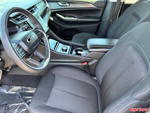Used 2024 Jeep Grand Cherokee Laredo X RWD image 20