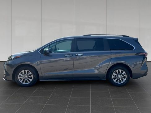 Used 2025 Toyota Sienna XLE FWD image 2