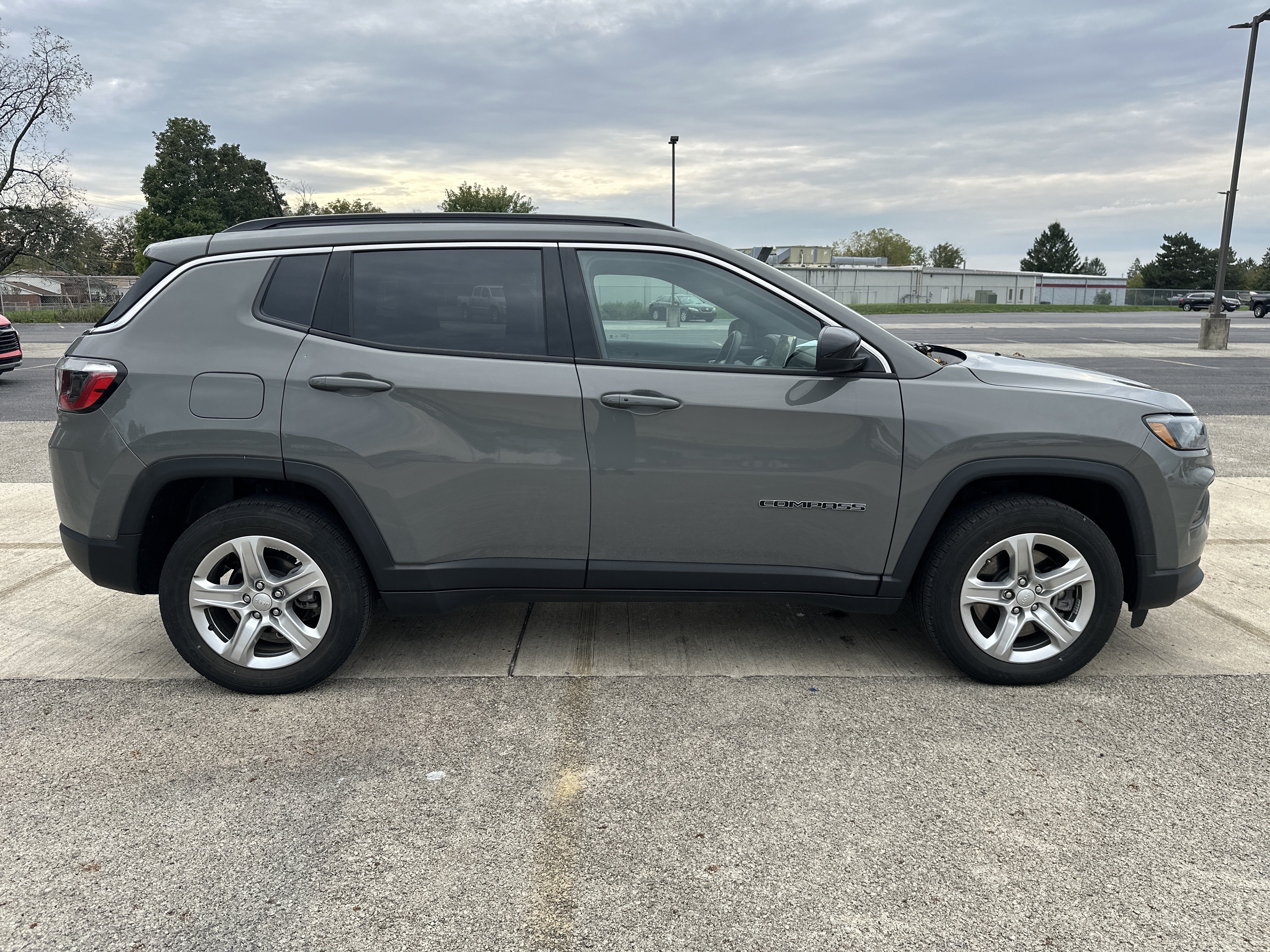 Used 2023 Jeep Compass Latitude w/ Convenience Group AWD/4WD image 3