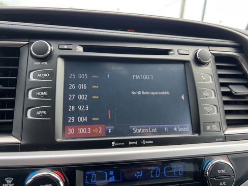 Used 2019 Toyota Highlander XLE AWD/4WD image 12