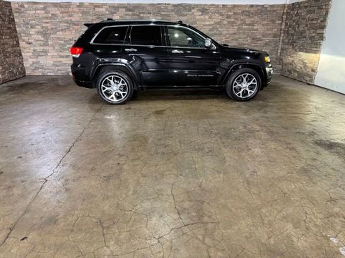 Used 2019 Jeep Grand Cherokee Overland AWD/4WD image 4