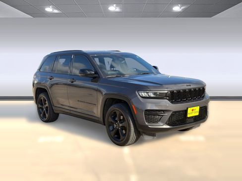 Used 2023 Jeep Grand Cherokee Altitude image 7