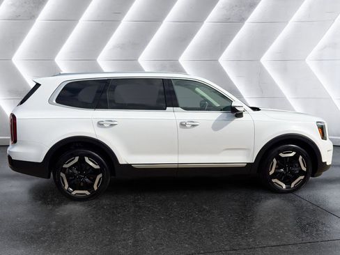 Used 2025 Kia Telluride S FWD image 8