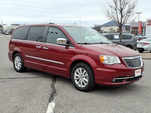 Used 2016 Chrysler Town & Country Limited Platinum image 2