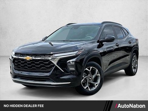 Used 2025 Chevrolet Trax LT FWD image 1