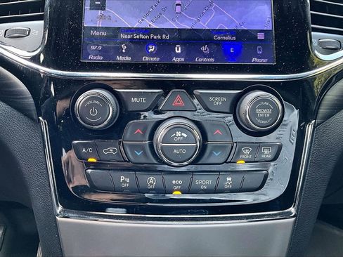 Used 2019 Jeep Grand Cherokee Laredo w/ Laredo X Package AWD/4WD image 18