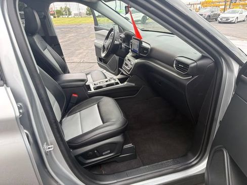 Used 2023 Ford Explorer XLT w/ Equipment Group 202A AWD/4WD image 43