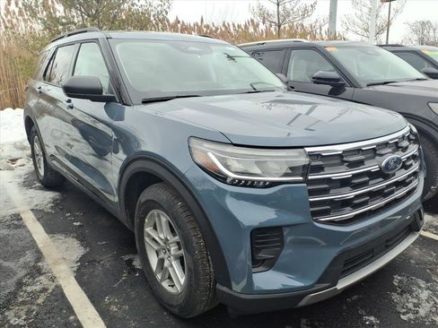 Used 2026 Ford Explorer Active AWD/4WD image 2